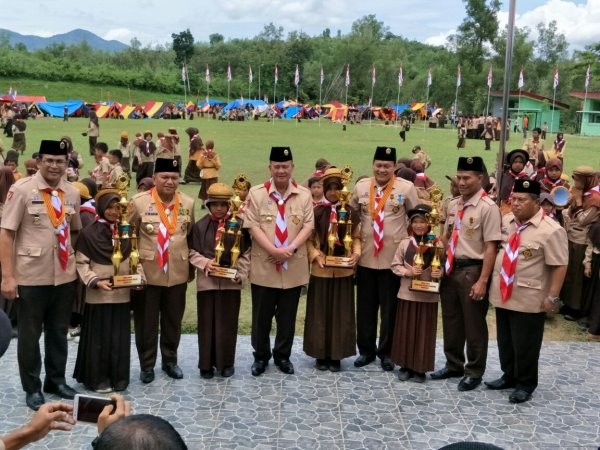 Wagub Sumbar Serahkan Penghargaan Anggota Gerakan Pramuka