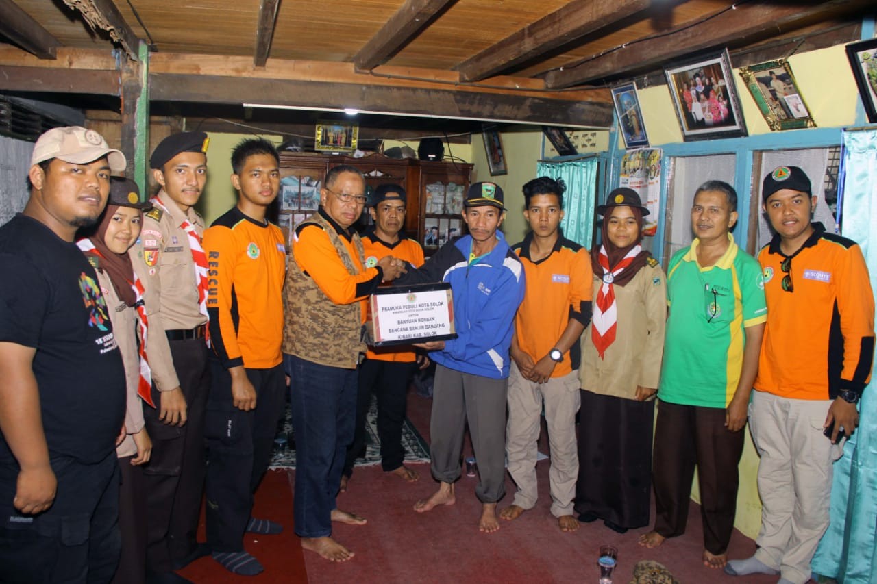 PRAMUKA PEDULI KOTA SOLOK BANTU KORBAN BANJIR KAB. SOLOK