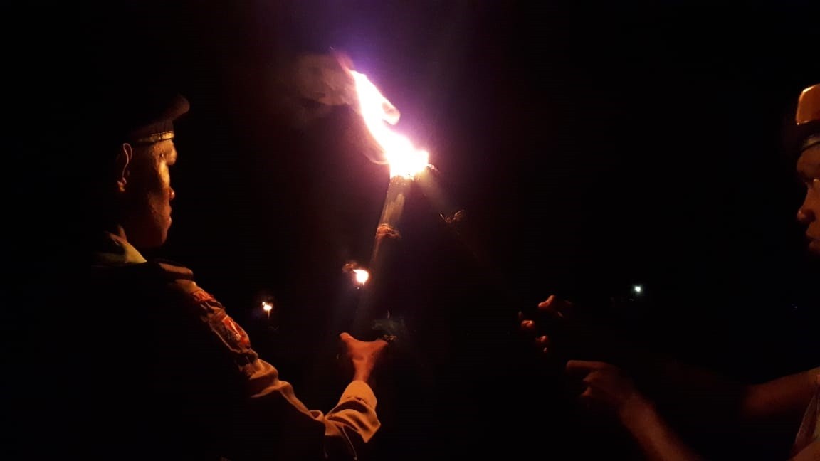 Cahaya Api Unggun Soroti Bumi Perkemahan