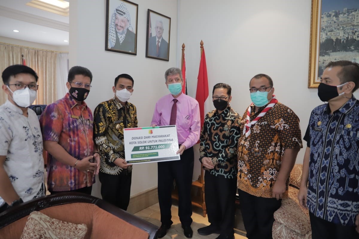 Kwarcab Kota Solok Serahkan Hasil Donasi kepada Duta Besar Palestina