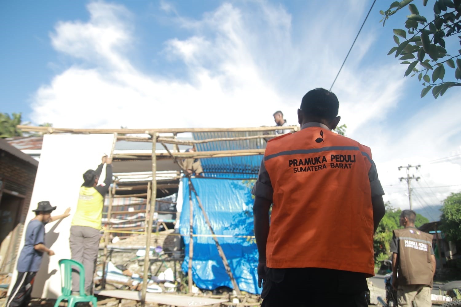 Pramuka Bangun Huntara Korban Gempa Pasaman Barat