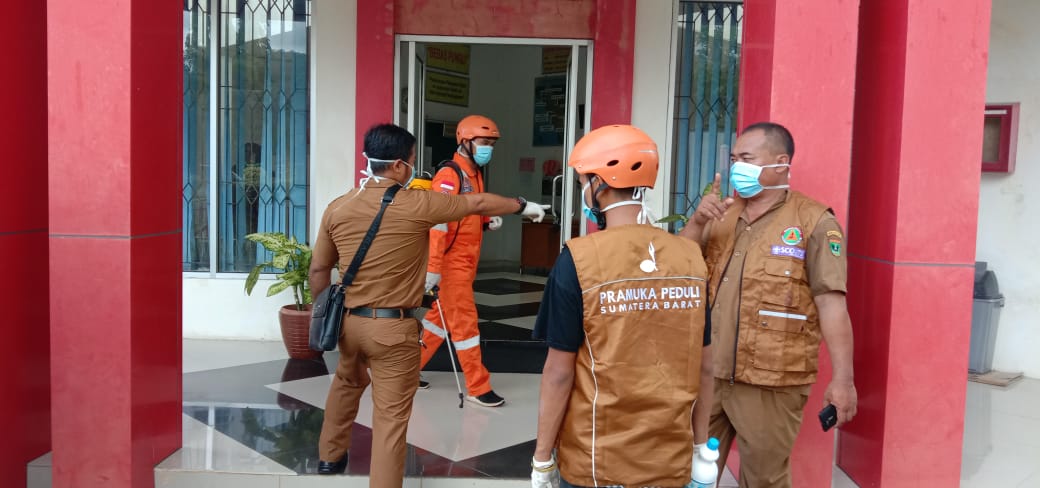 Penyemprotan Cairan Disinvektan Pada Fasilitas Umum