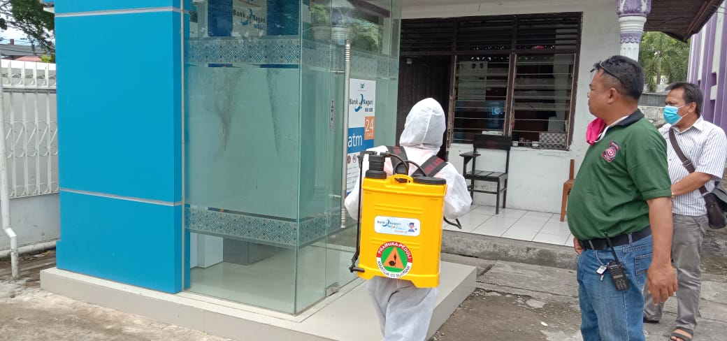 Penyemprotan Cairan Disinvektan Pada Fasilitas Umum