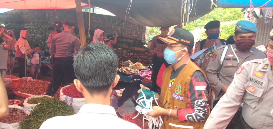 Pembagian Masker Kepada Warga di Pasar