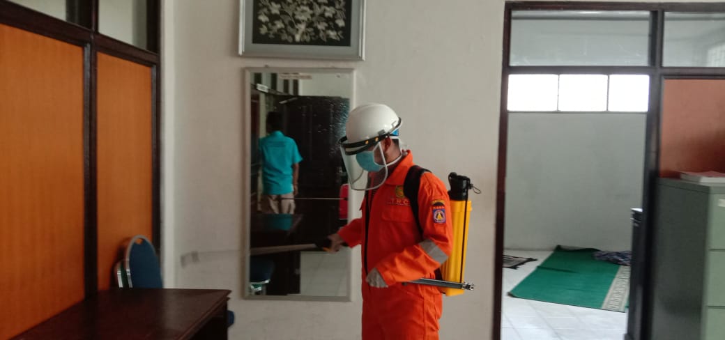 Penyemprotan Cairan Disinvektan Pada Fasilitas Umum