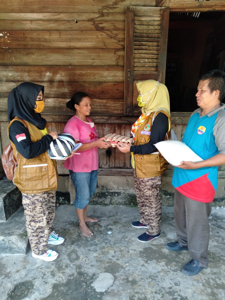 Penyerahan Bantuan Sembako Kepada Warga yang Terdampak Covid-19