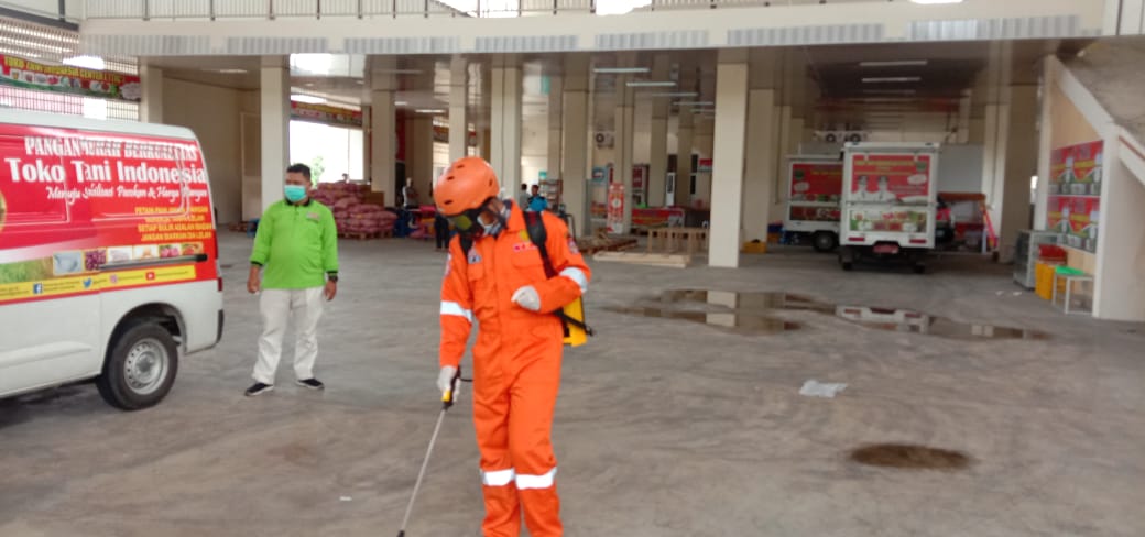 Penyemprotan Cairan Disinvektan Pada Fasilitas Umum