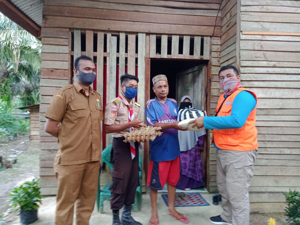 Penyerahan Bantuan Sembako Kepada Warga yang Terdampak Covid-19